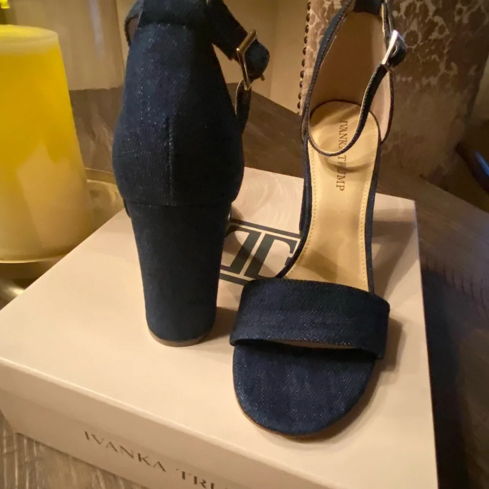 IVANKA TRUMP KLOVER 4 DARK BLUE FABRIC - Picture 3 of 5